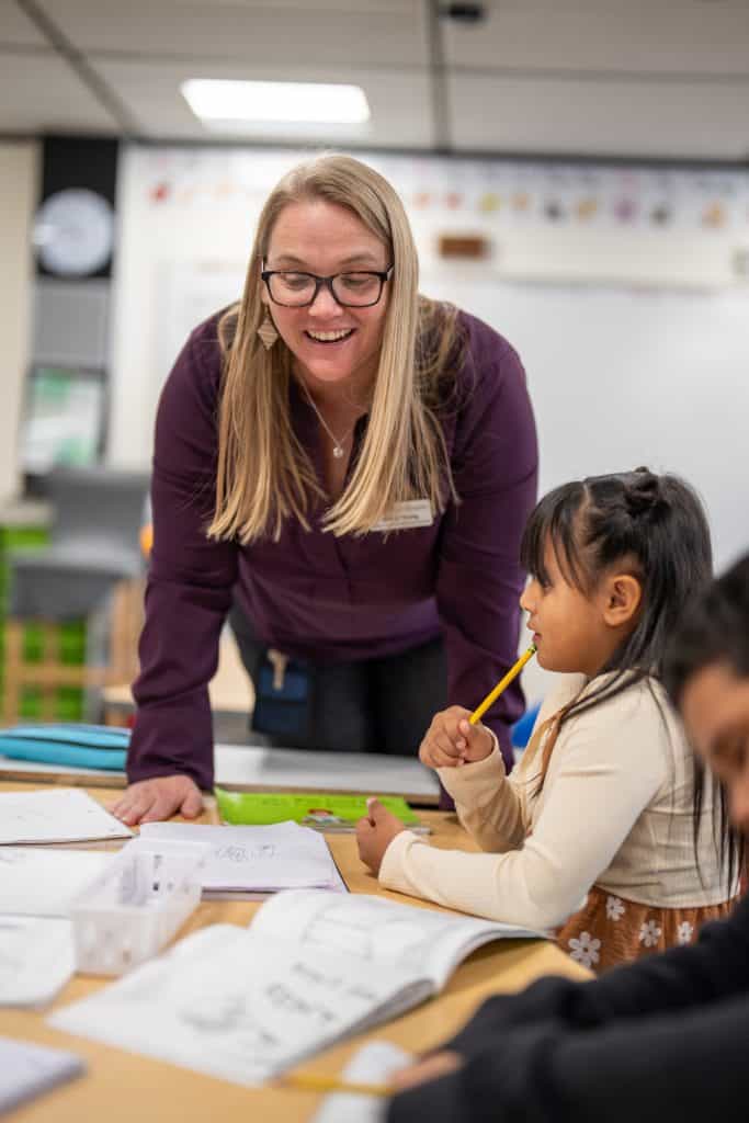 Indian Peaks teacher, Mendi Young works with student on thinking maps